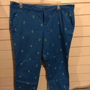 Cropped pants with anchor print